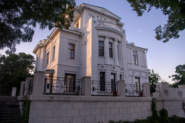 Fototapeta na wymiar old building in the center of the city