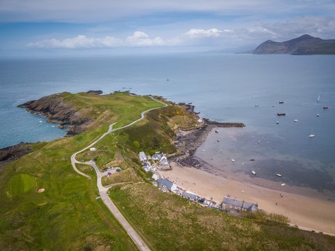 Aerial view of Porthdinllaen village and Yr Eifl Mountains in  background, Morfa Nefyn, Llyn Peninsula, Gwynedd, Wales, UK