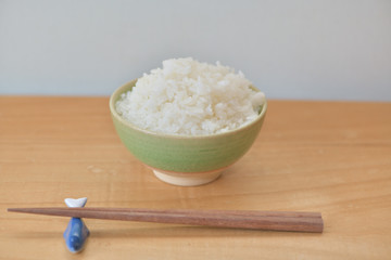 炊きたてご飯と箸と箸おき
