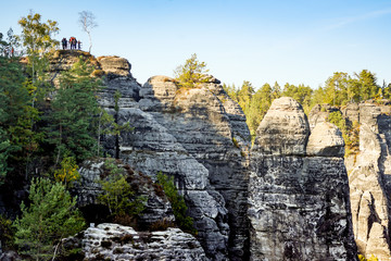 Urlaub in Deutschland: Felsformationen in der Bastei in der Sächsischen Schweiz: Aussichtsplattform auf der Lokomotive