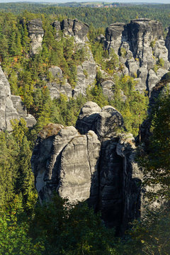 Urlaub in Deutschland: Felsformationen in der Bastei in der S&auml;chsischen Schweiz: Blick &uuml;ber den Rudolf-Holtz-Turm zum Ferdinandstein