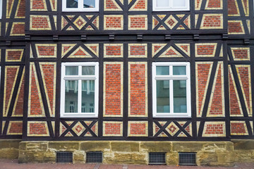 Fachwerkfassade mit Holzbalken, Backsteinen und alten Fenstern in Welterbestadt...