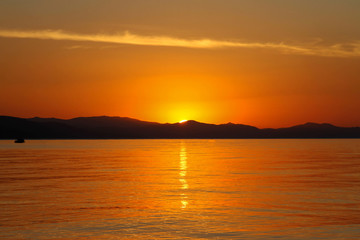 Obraz premium beautiful Golden dawn on the sea, beautiful Golden sunset on the sea