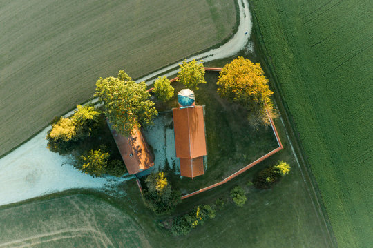 Luftaufnahme der Sankt-Wolfgangs-Kirche bei Essenbach im Herbst im Abendlicht