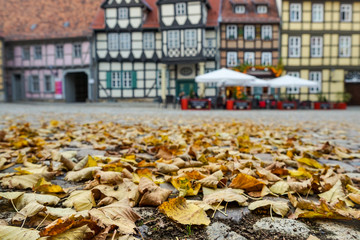 Urlaub in Deutschland: Fachwerkhäuser und Herbstblätter am Schlossberg in der Welterbestadt...