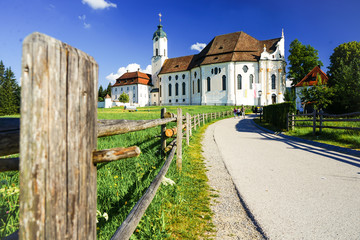 Urlaub in Deutschland: Blick auf die Wieskirche im bayerischen Pfaffenwinkel am späten Nachmittag