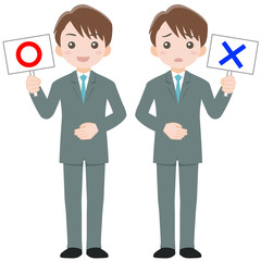 マルの札を持った男性とバツの札を持った男性