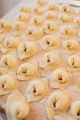 Procesul pas cu pas al femeii care face găluște de casă, ravioli sau pelmeni cu umplutură tocată