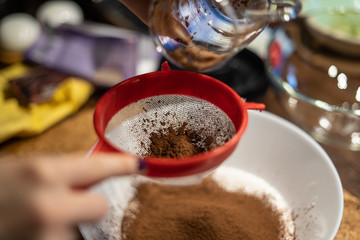 Sitko i kakao podczas robienia deseru w kuchni