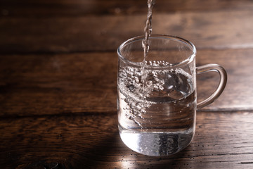 Zdjęcie szklanki wody na drewnianym stole