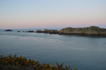 C&ocirc;te sauvage au coucher de soleil.