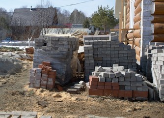 
a pallet with bricks of red and white lies on the street