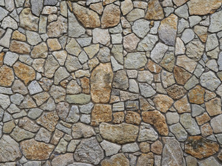 Natursteinmauer aus vielen unterschiedlichen Steinen