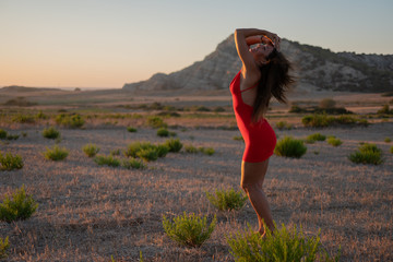 Piękna modelka w sukience na pustyni