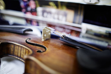 Obraz na płótnie Canvas Detail of a violin in a music room