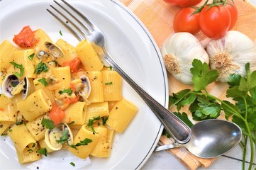 pasta mezzemaniche con vongole piatto tipico italiano