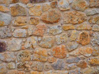 Muro de mampostería. Piedra de tamaño mediano y argamasa