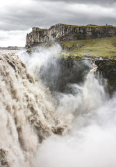 Powerful waterfall in Iceland - Puissante chute d'eau en Iceland