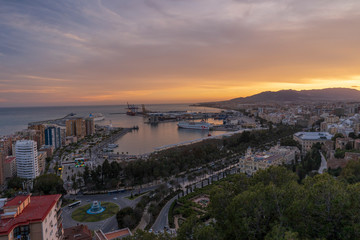 Un maravillo atardecer desde uno de los miradores con más encanto en la ciudad de la costa del sol (Málaga)