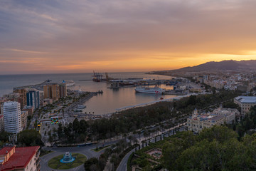 Fototapeta na wymiar Un maravillo atardecer desde uno de los miradores con más encanto en la ciudad de la costa del sol (Málaga)