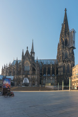 Ausgangsbeschränkungen während der Corona Pandemie sorgen für Menschenleere Straßen am Kölner Dom 