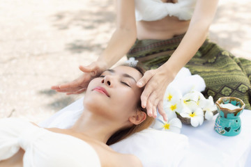 Obraz na płótnie Canvas Beautiful woman getting spa massage.
