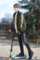 koronawirus  , coronavirus , maseczka wirusowa , maska antywirusowa , chłopiec  w maseczce , antywirusowa maseczka , wirus , virus , maska , maseczka , sport w masce , sport w maseczce , dziecko maska © Szymon