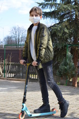 koronawirus  , coronavirus , maseczka wirusowa , maska antywirusowa , chłopiec  w maseczce , antywirusowa maseczka , wirus , virus , maska , maseczka , sport w masce , sport w maseczce , dziecko maska © Szymon