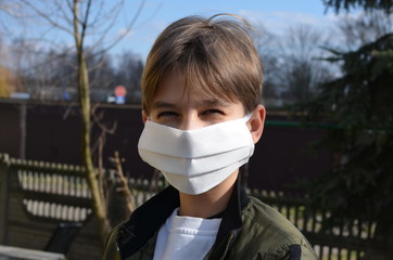 koronawirus  , coronavirus , maseczka wirusowa , maska antywirusowa , chłopiec  w maseczce , antywirusowa maseczka , wirus , virus , maska , maseczka , sport w masce , sport w maseczce , dziecko maska © Szymon