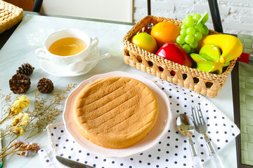 Round loaf cake that will be decorated with cream and various desserts To look appetizing