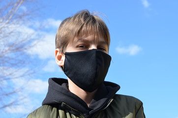 koronawirus  , coronavirus , maseczka wirusowa , maska antywirusowa , chłopiec  w maseczce , antywirusowa maseczka , wirus , virus , maska , maseczka , sport w masce , sport w maseczce , dziecko maska © Szymon