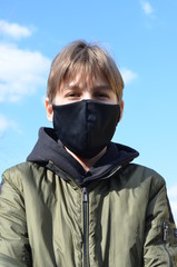koronawirus  , coronavirus , maseczka wirusowa , maska antywirusowa , chłopiec  w maseczce , antywirusowa maseczka , wirus , virus , maska , maseczka , sport w masce , sport w maseczce , dziecko maska © Szymon