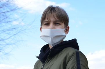 koronawirus  , coronavirus , maseczka wirusowa , maska antywirusowa , chłopiec  w maseczce , antywirusowa maseczka , wirus , virus , maska , maseczka , sport w masce , sport w maseczce , dziecko maska © Szymon