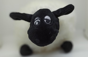 peluche de mouton à tête noire