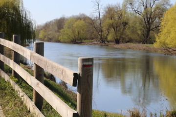 Promenade au bord d'un fleuve 