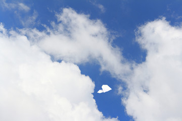 Fototapeta premium 大空を飛ぶ紙飛行機