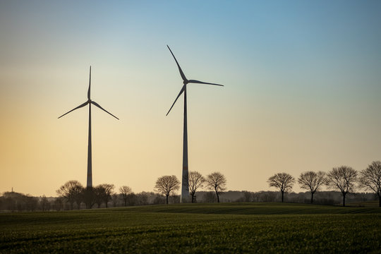 Windräder auf dem Feld im Sonnenaufgang, Morgenstimmung, Windenergie, Schleswig-Holstein