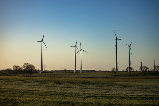 Windräder auf dem Feld im Sonnenaufgang, Morgenstimmung, Windenergie, Schleswig-Holstein