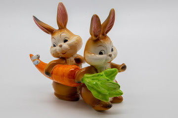 Zwei Hasen mit Karotte und weißem Hintergrund