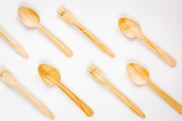 wooden kitchen utensils on white background top view pattern