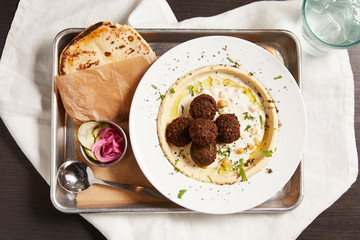 Fototapeta na wymiar A delicious vegan meal featuring falafel, hummus and pita