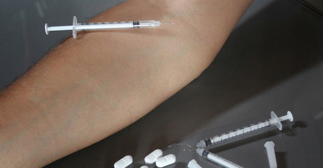 Siringa - vaccino coronavirus o droga
