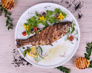 grilled fish with lemon and tomato 