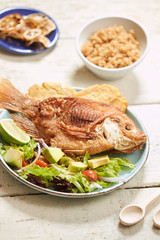 Mojarra frita con ensalada y arroz de coco