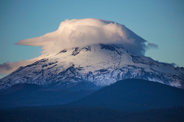 Fototapeta na wymiar Mt Jefferson, Oregon, lenticular cloud