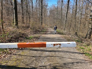 schranke an einem waldweg