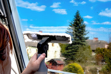 mycie okna dachowego na wiosnę - obrazy, fototapety, plakaty