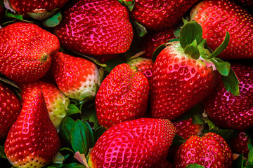 Cesta de fresas en el mercado a la venta