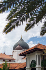 Fototapeta premium Kapitan Keling Mosque with palm tree