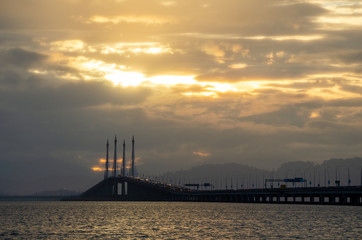 Naklejka premium Golden cloud sunrise over Penang Bridge.